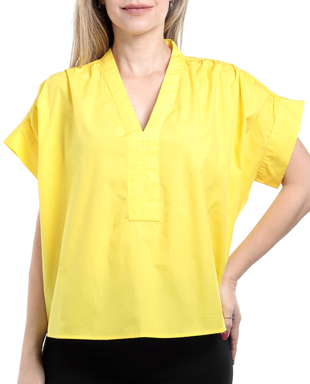 Blusa cuello V manga corta y detalle al frente color Amarillo