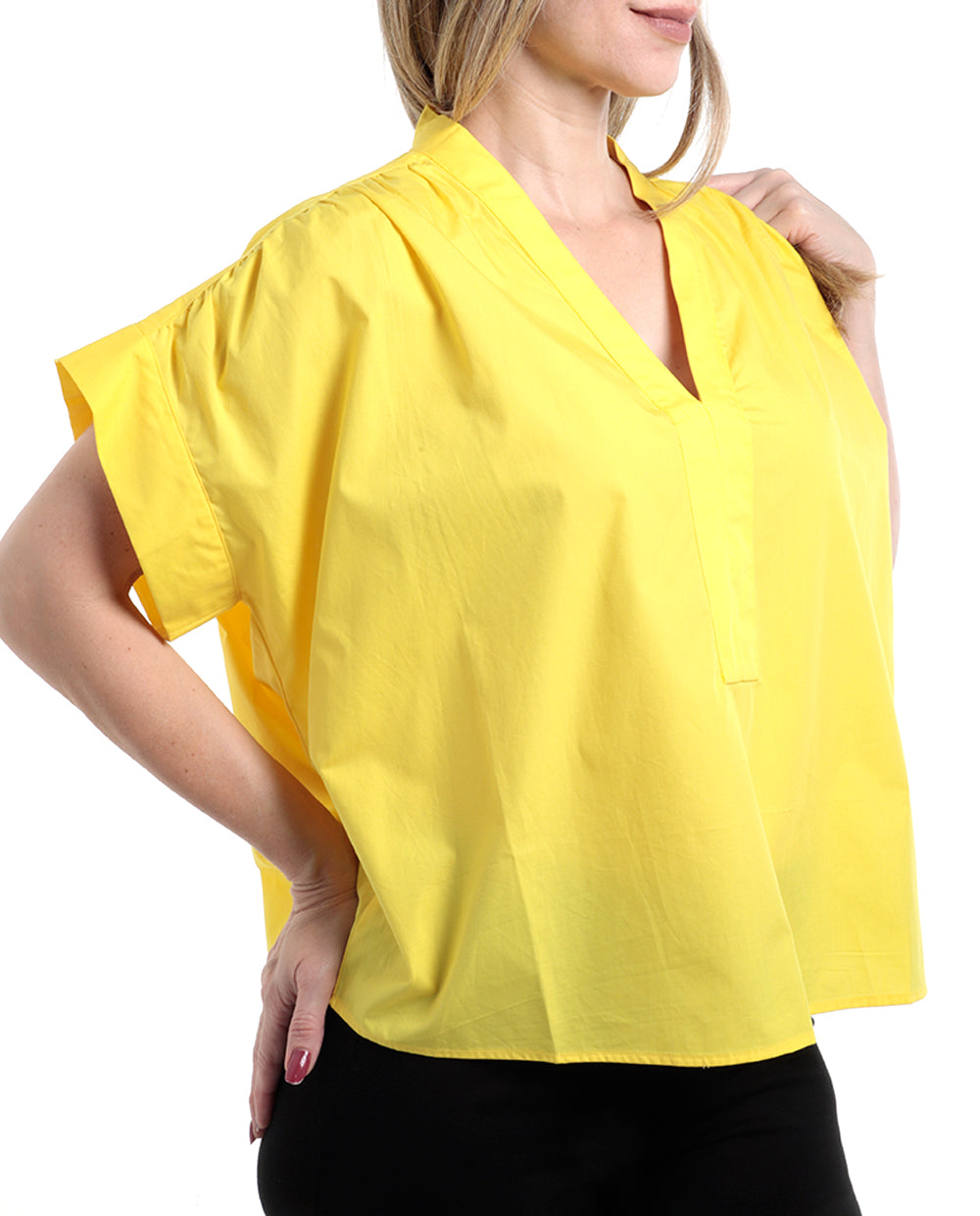 Blusa cuello V manga corta y detalle al frente color Amarillo