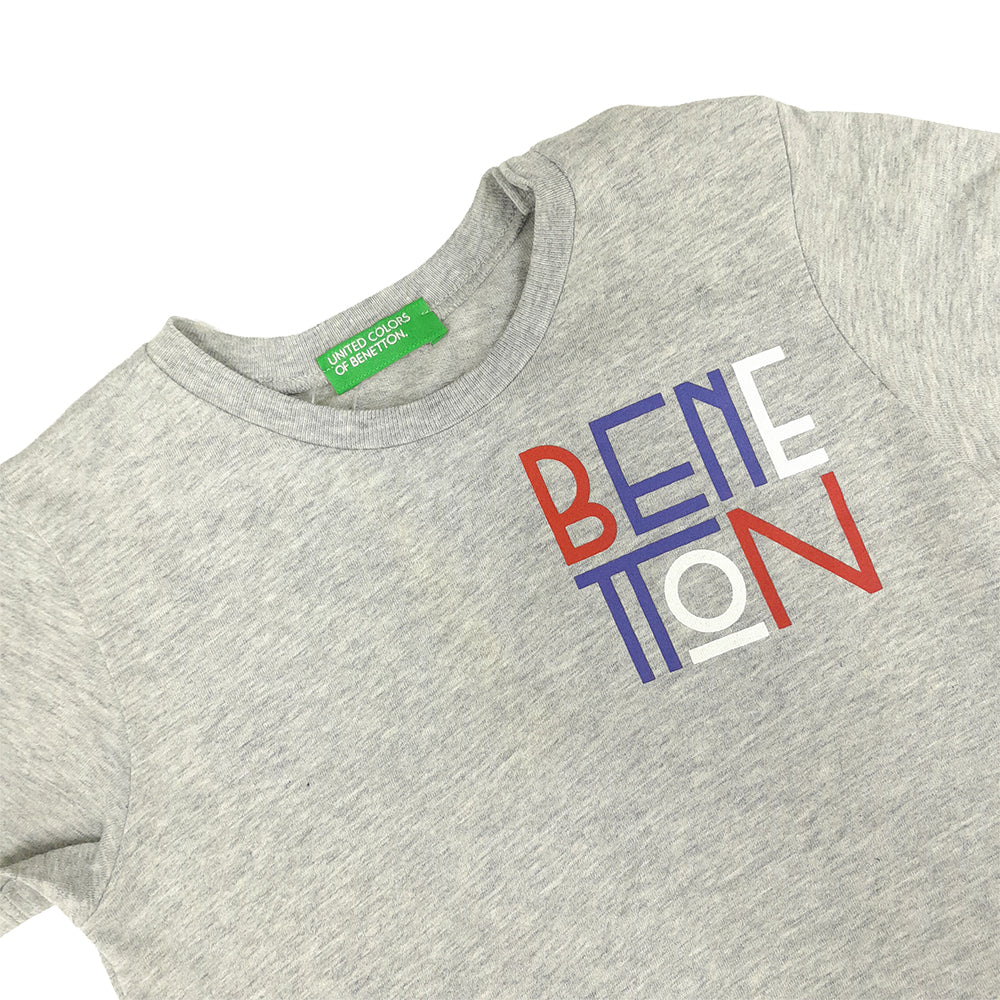 Camiseta de niño color gris y letras de Benetton