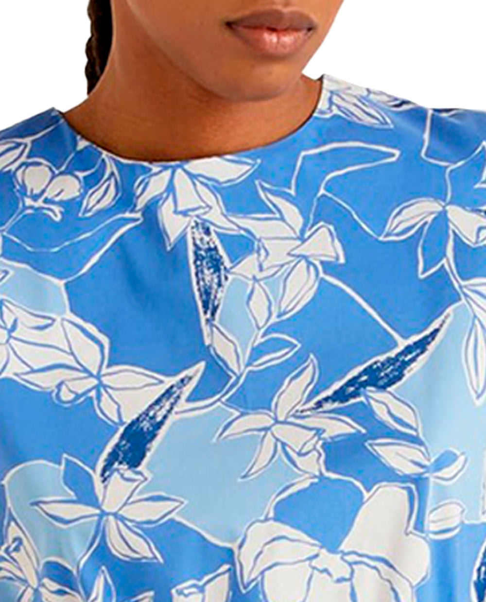Blusa con estampado floral color celeste